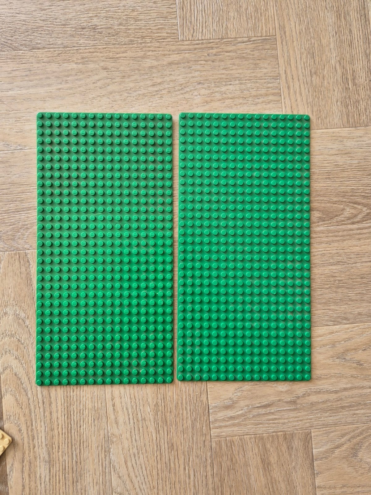 2 groene lego bouwplaten grondplaten baseplates 16x32, Lego, Ophalen of Verzenden, Compleet, Grondplaat