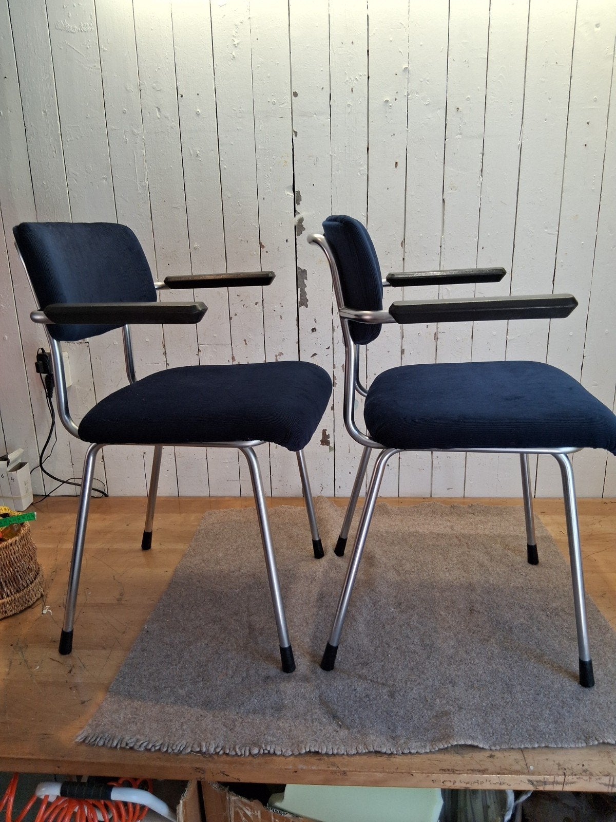 Twee opnieuw gestoffeerde gispenstoelen 1235, Ophalen, Stof, Twee