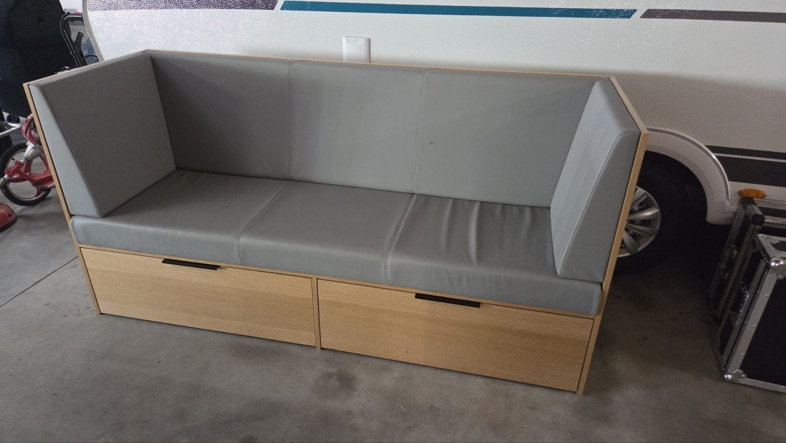 Houten bank met opbergruimte en grijze kussens, Huis en Inrichting, Gebruikt, Modern, functioneel, Driepersoons, 75 tot 100 cm