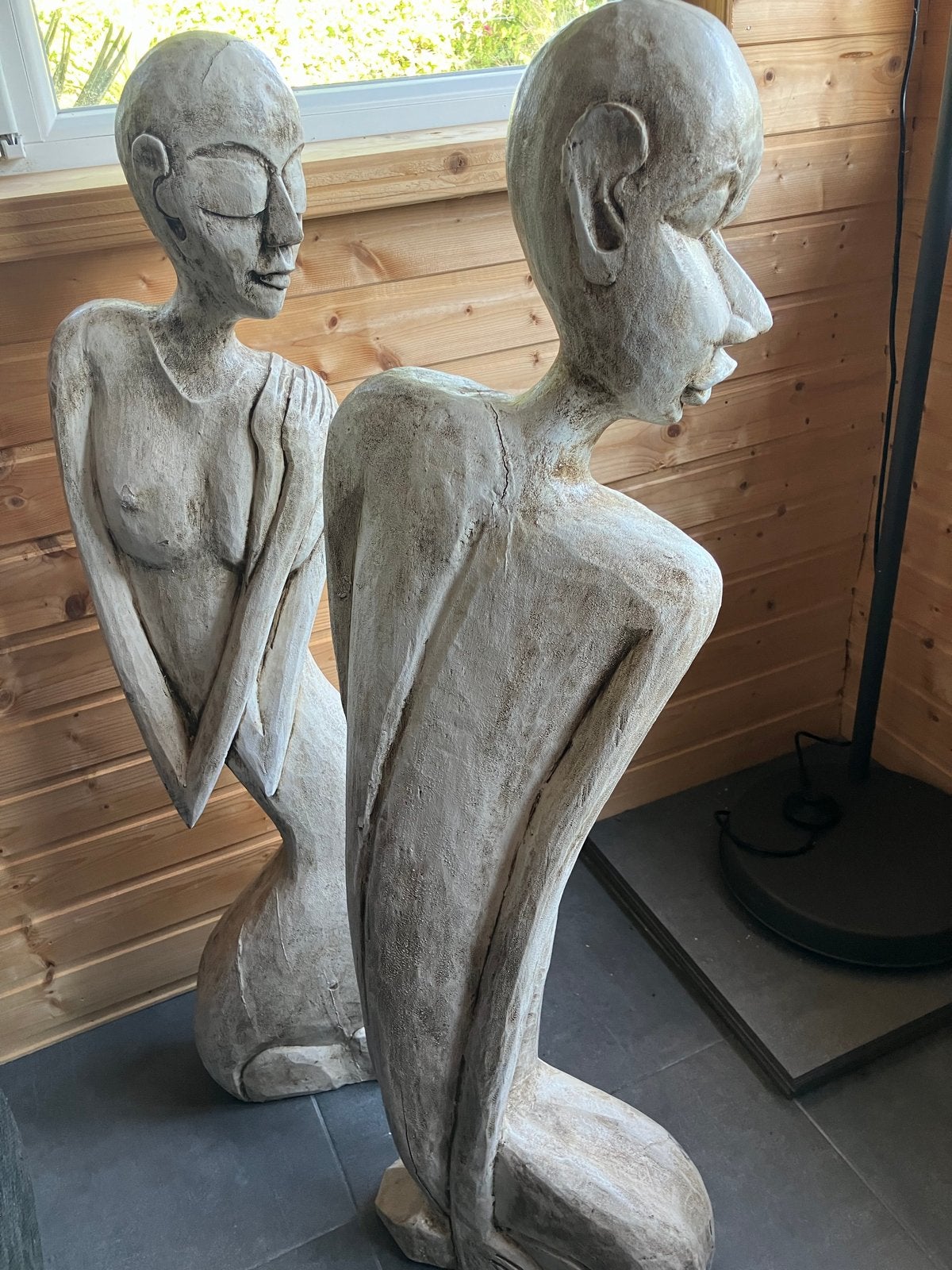 Houten beelden van knielende figuren - set van 2, Antiek en Kunst, Kunst | Beelden en Houtsnijwerken, Ophalen, Groep mensen, 50 - 100 cm