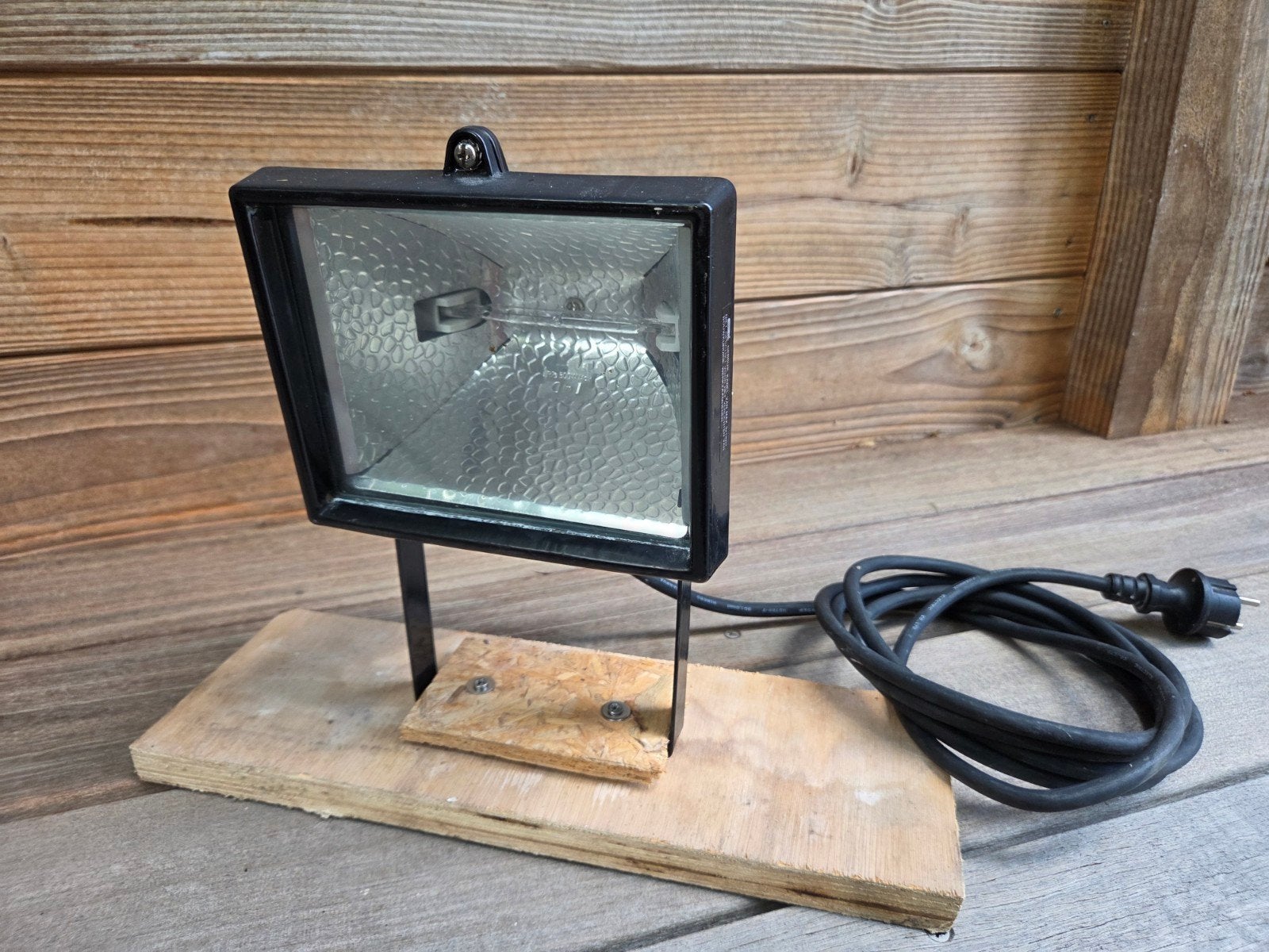 Zwarte halogeen bouwlamp met houten standaard, Doe-het-zelf en Verbouw, Ophalen, Gebruikt