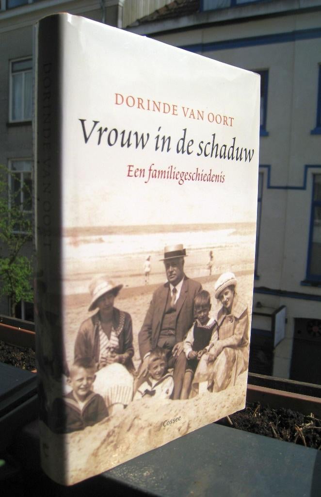 Oort, Dorinde van - Vrouw in de schaduw (2006 1e dr.)