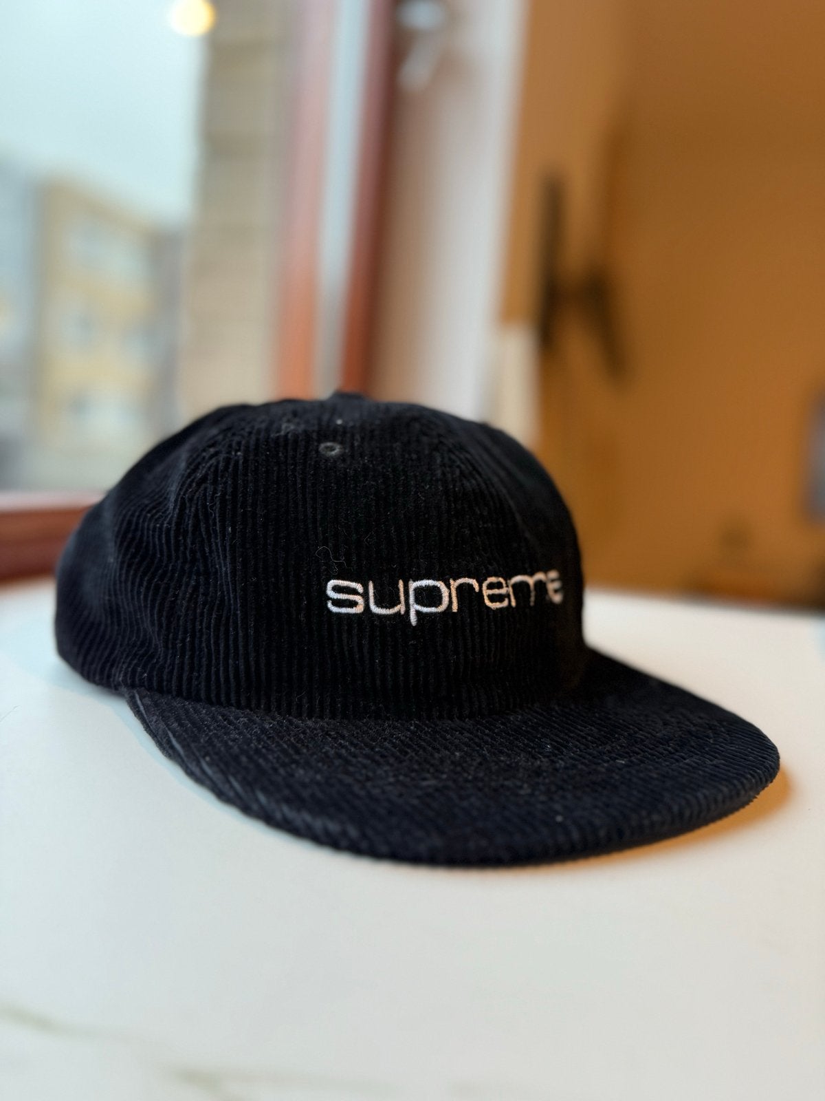 Supreme Corduroy Pet Zwart - Zo goed als nieuw, Kleding | Heren, Ophalen of Verzenden, Zo goed als nieuw, One size fits all, Pet