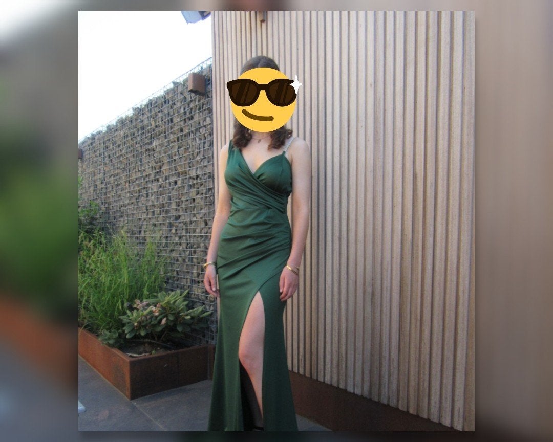 Elegante smaragdgroene galajurk met split en strass, Ophalen of Verzenden, Maat 34 (XS) of kleiner, Onbekend, Zo goed als nieuw