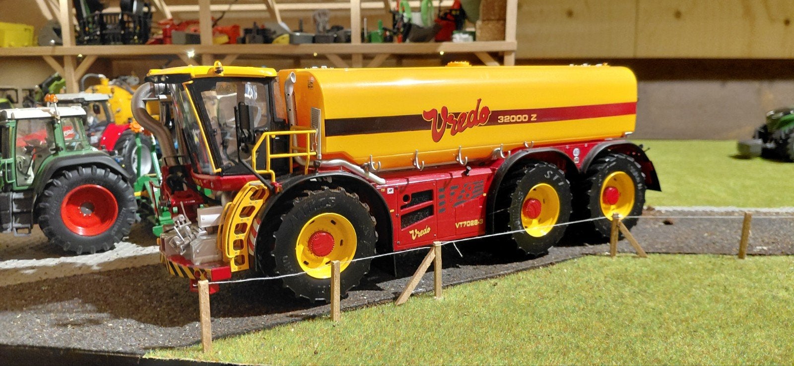 VREDO 32000Z MARGE MODELS, Hobby en Vrije tijd, Modelauto's | 1:32, Ophalen of Verzenden, Zo goed als nieuw, Tractor of Landbouw