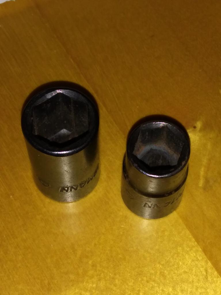 Twee stuks Trabant gereedschap-doppen, Ophalen