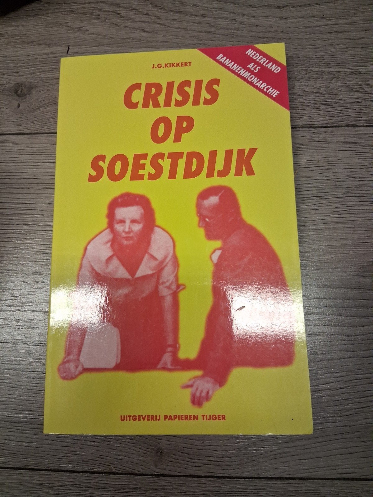 Crisis op Soestdijk - J.G. Kikkert, Boeken, Romans, Gelezen, Nederland, Ophalen of Verzenden