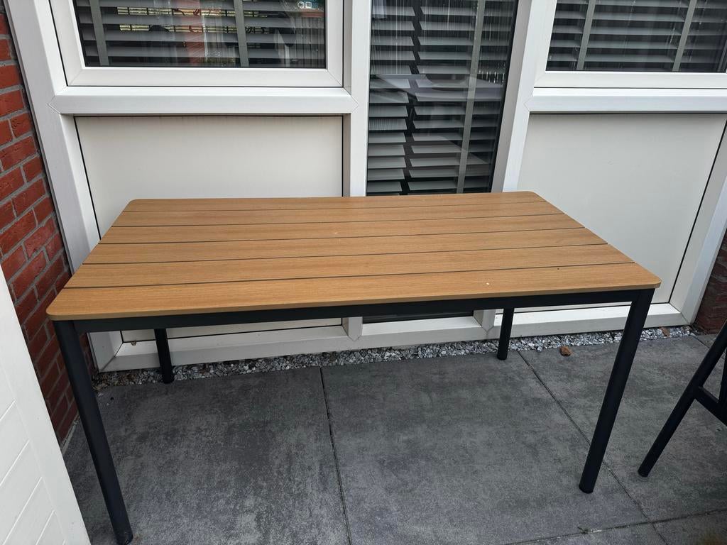 Moderne tuintafel met houtlook blad en metalen frame, Huis en Inrichting, Bureaus, Ophalen, Zo goed als nieuw