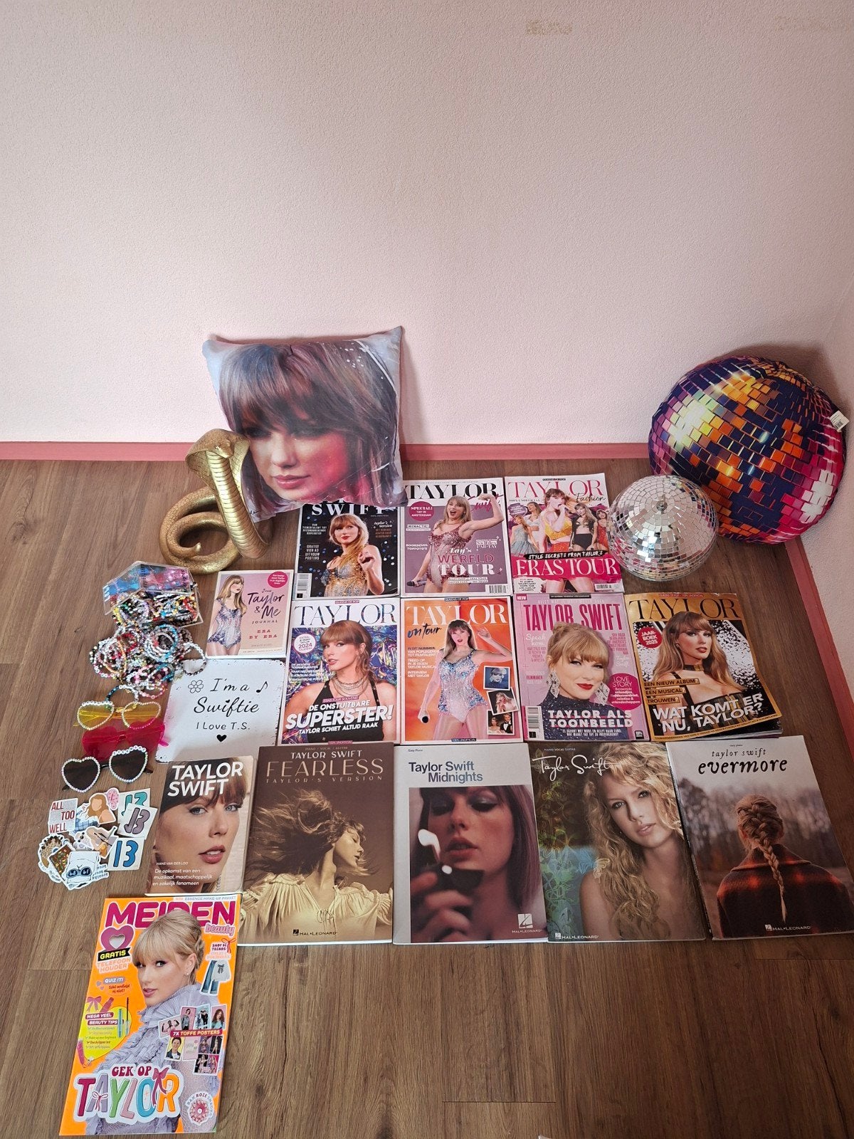 Taylor Swift Tijdschriften & Merchandise Collectie, Ophalen of Verzenden, Zo goed als nieuw, Gossip of Showbizz