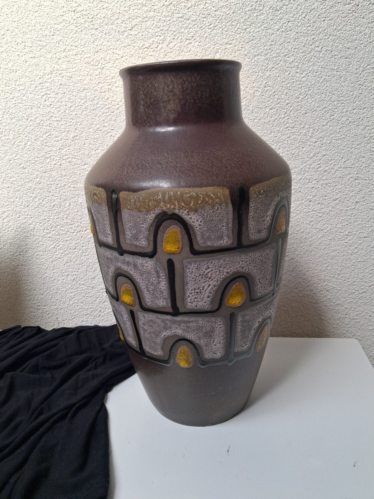 Vintage West Germany vaas 283-34 bruin met reliëf, Ophalen of Verzenden