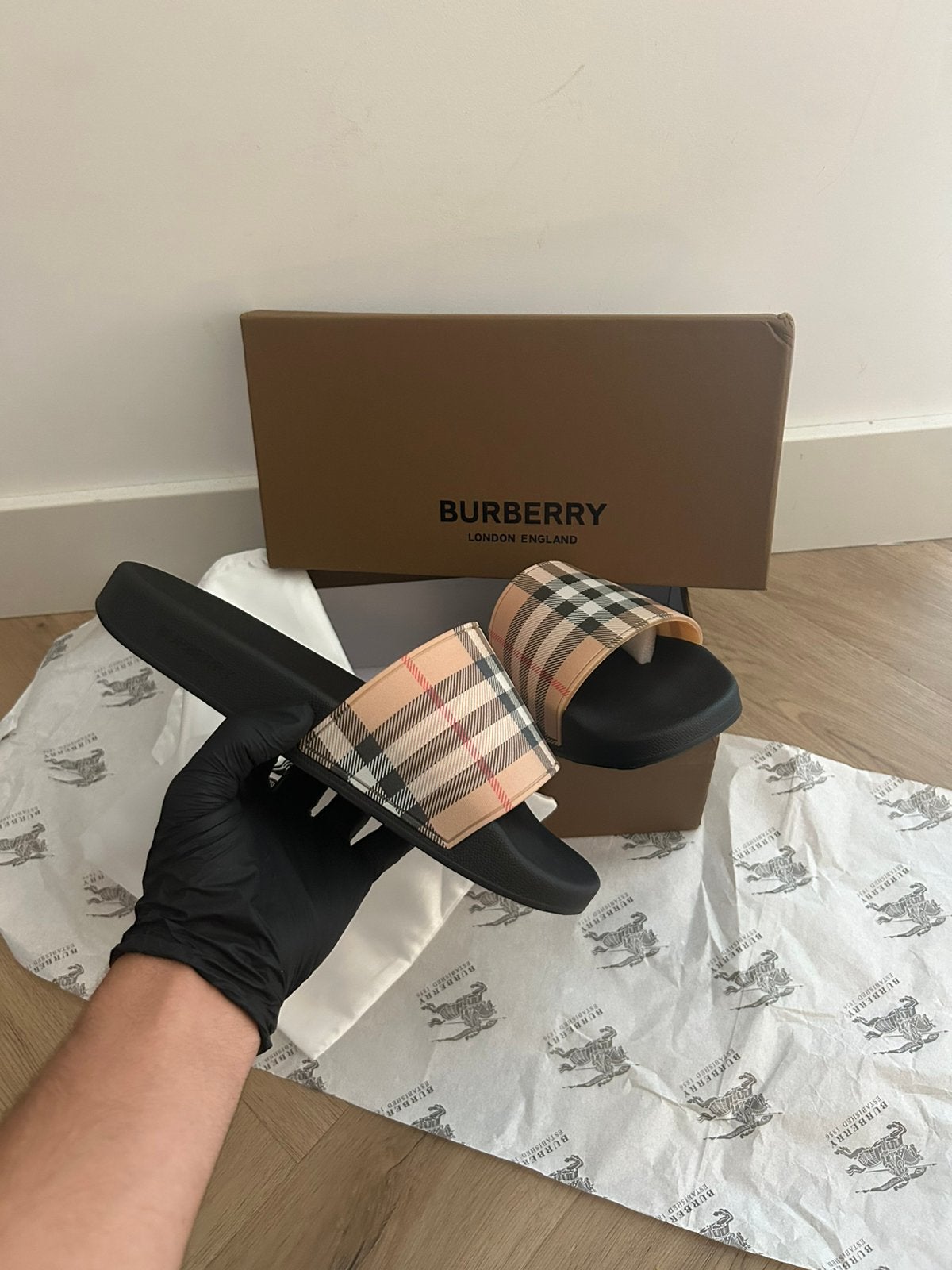 Burberry slippers, Maat 41, 42, 43, 44, Ophalen of Verzenden, Nieuw, Overige kleuren, Sneakers of Gympen