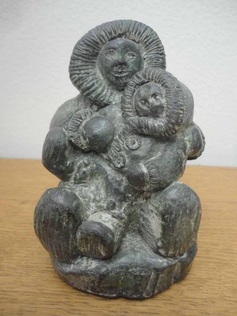 Inuit zeepsteen sculptuur E. Wolf Canada Eskimo met kind, Steen/keramiek, Gesigneerd, Overige herkomsten, Beeld
