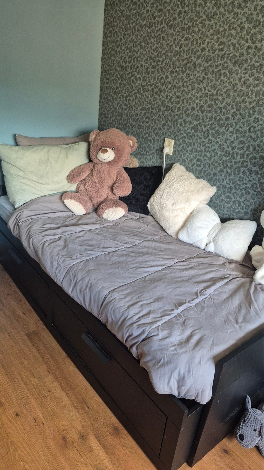 Ikea Hemnes Bedbank (1- of 2-persoons) met Kast Zwart, Huis en Inrichting, Ophalen, Modern, Scandinavisch, Zwart, Tweepersoons