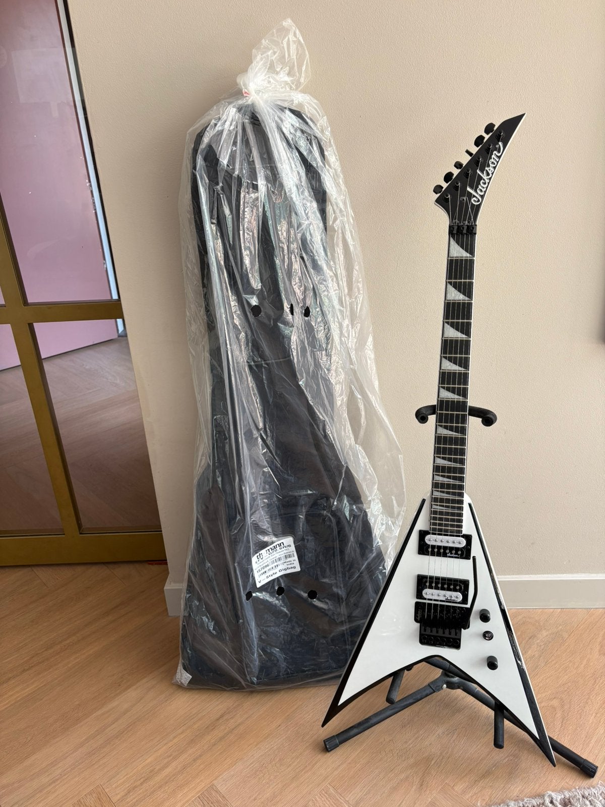 Jackson King V JS32 white + nieuwe tas, Ophalen of Verzenden, Zo goed als nieuw, Solid body, Overige merken