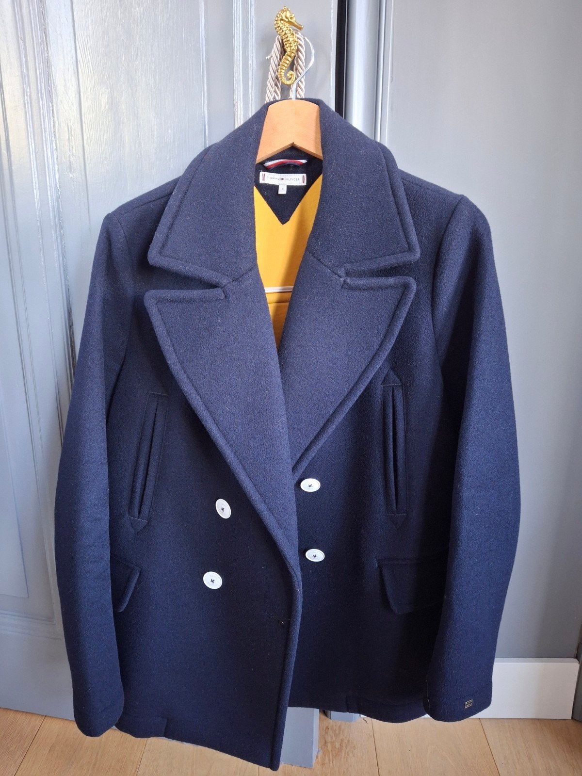 Tommy Hilfiger Peacoat - Donkerblauw met Gele Voering, Tommy Hilfiger, Ophalen of Verzenden, Zo goed als nieuw, Maat 48/50 (M)