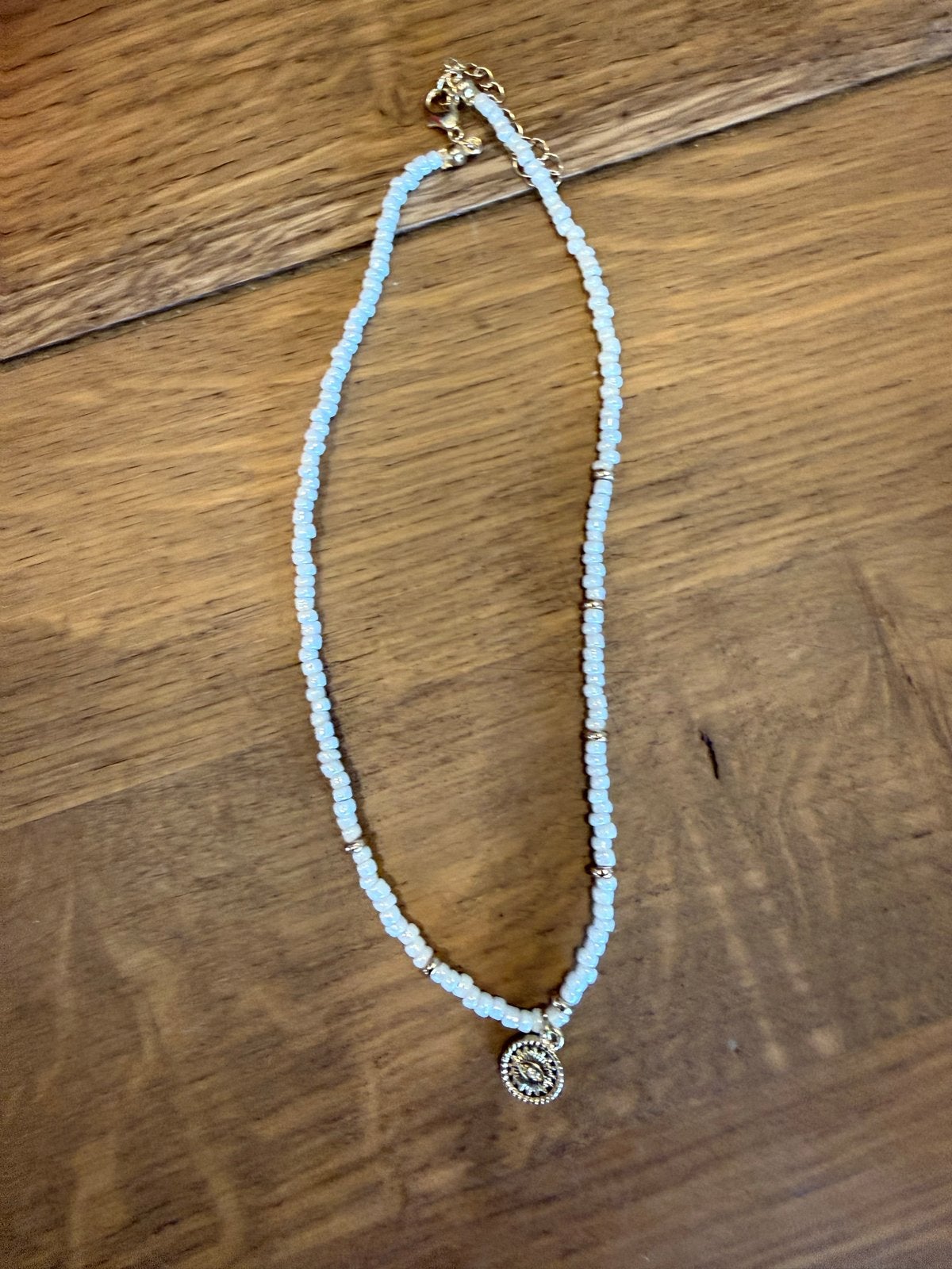 Ketting met witte kraaltjes en goudkleurige hanger, Wit, Ophalen of Verzenden, Zo goed als nieuw, Overige materialen