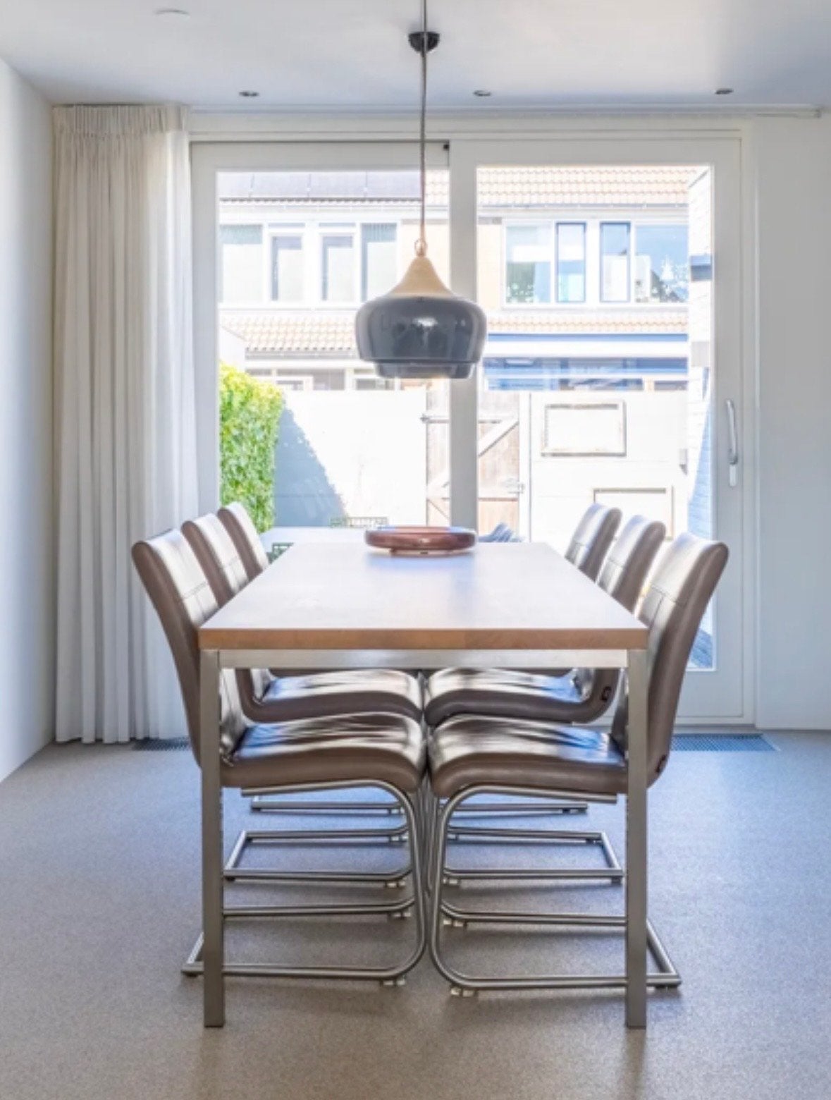 Foto 4 van Massief eiken eettafel met metalen onderstel (90x220) Loods5