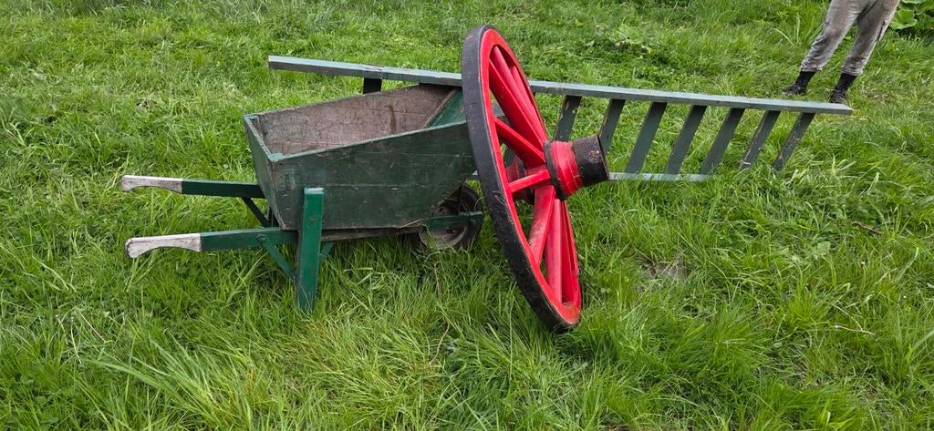 Vintage houten kruiwagen, ladder en rood karrewiel, Ophalen