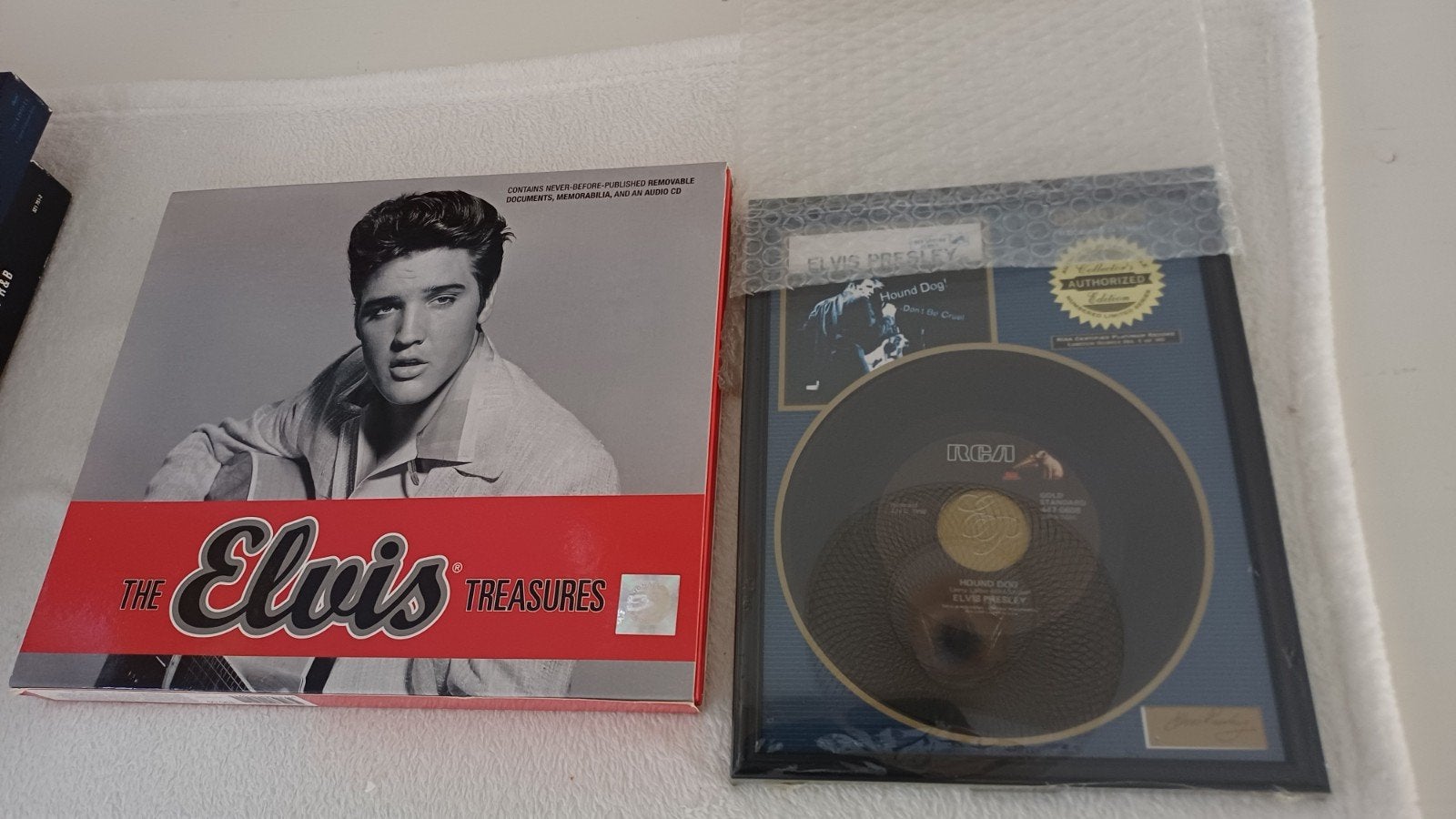 Elvis Presley The Elvis Treasures & Hound Dog Limited Editio, Ophalen, Pop, Inclusief boekje, Zo goed als nieuw