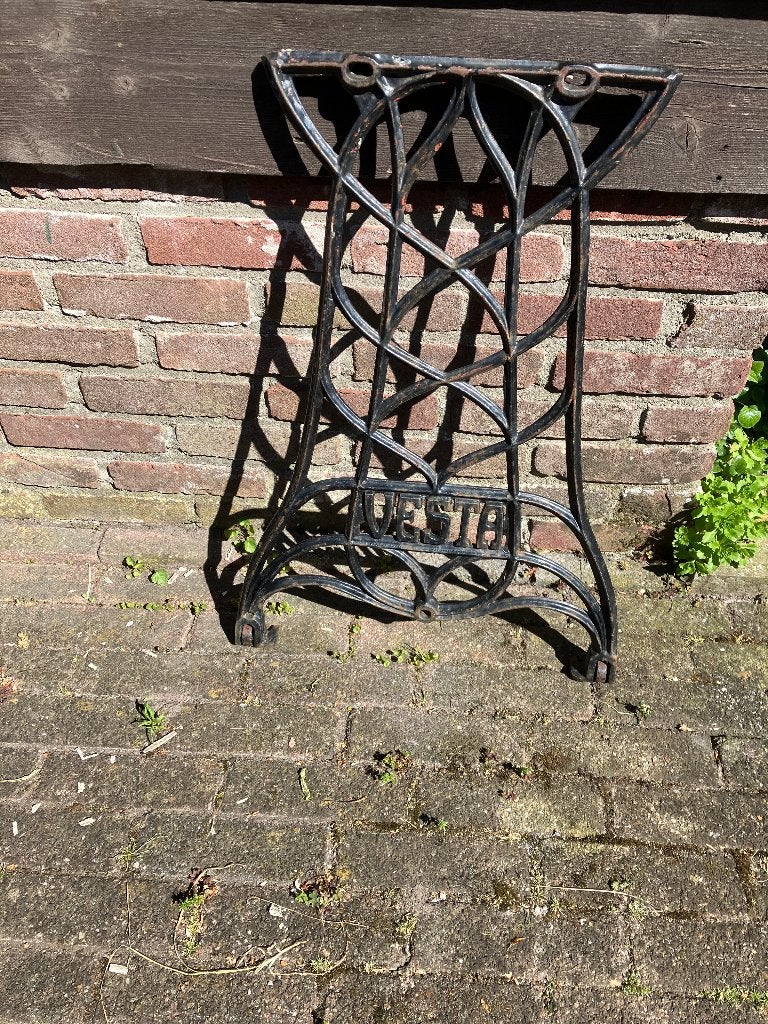 naaimachine tafel poot vesta gietijzer, Ophalen