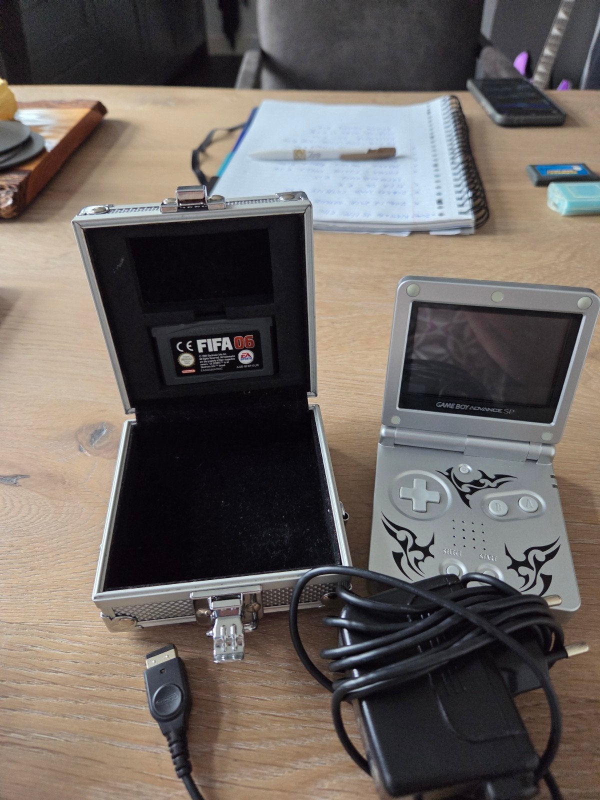 Game Boy Advance SP Tribal Edition + FIFA 06 + Accessoires, Spelcomputers en Games, Gebruikt, 1 speler, Ophalen of Verzenden, Vanaf 3 jaar