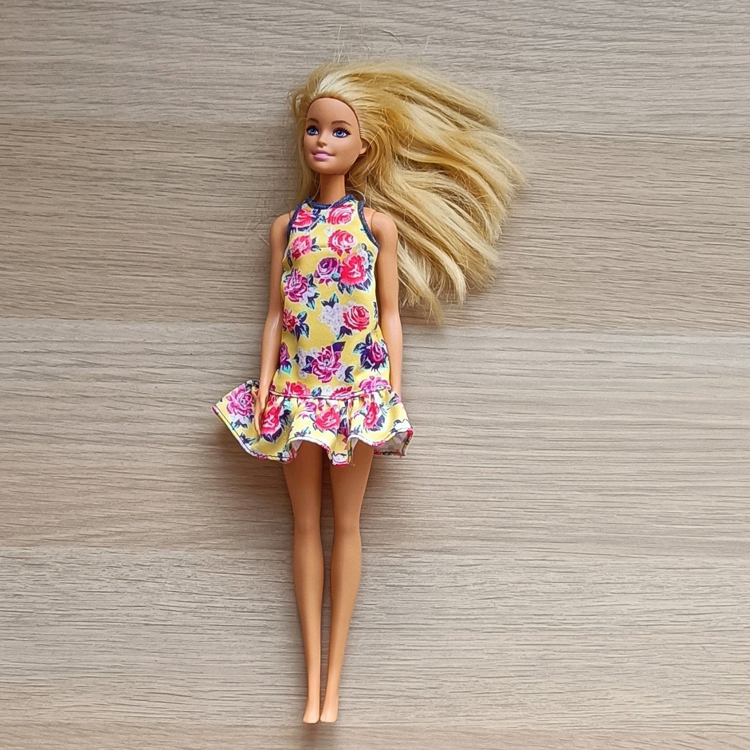 Vintage barbie in gele bloemetjes jurk, Ophalen of Verzenden, Zo goed als nieuw, Kleertjes
