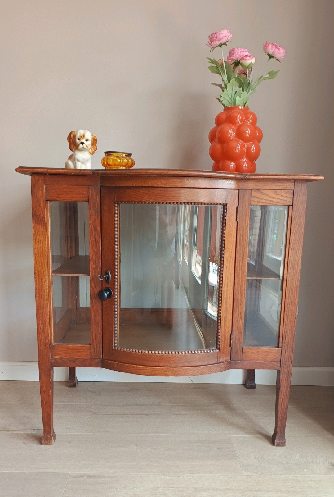 14. Vintage theekastje met gebold glas in warm eiken, Ophalen, Glas, 50 tot 100 cm, Onbekend