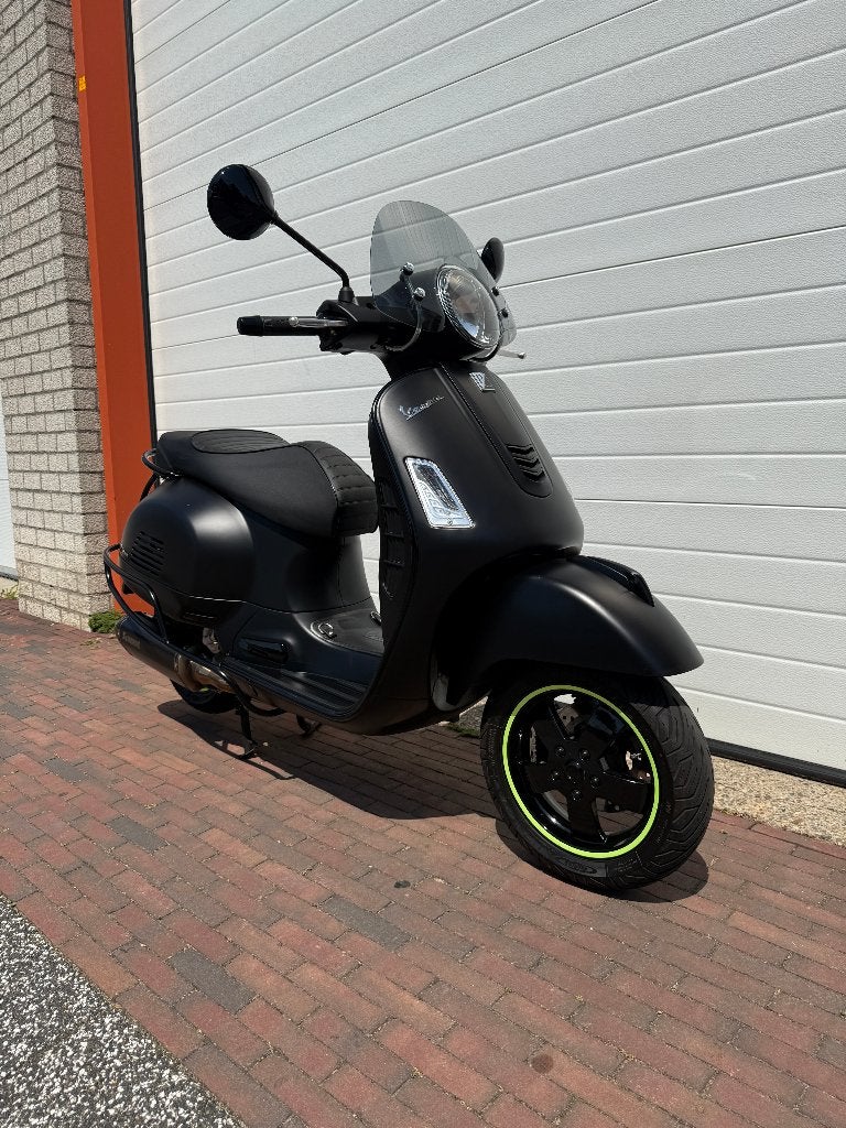 Vespa GTS 300 Notte BJ:2019, Scooter, Sportuitlaat, Minimaal motorrijbewijs A2, Automaat