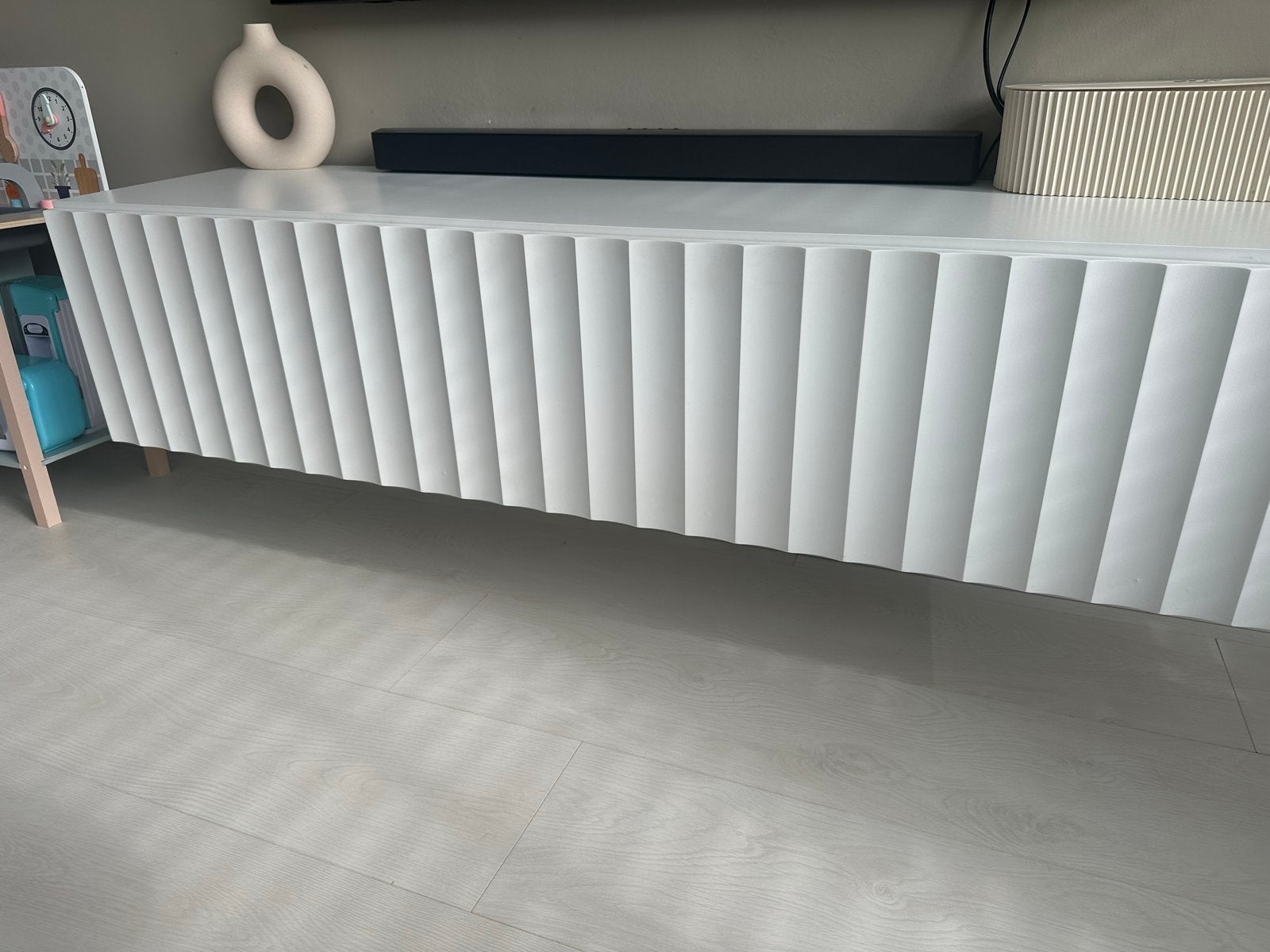 Strak wit tv-meubel met geribbelde deuren, Huis en Inrichting, Ophalen, 150 tot 200 cm, Zo goed als nieuw, Minder dan 100 cm