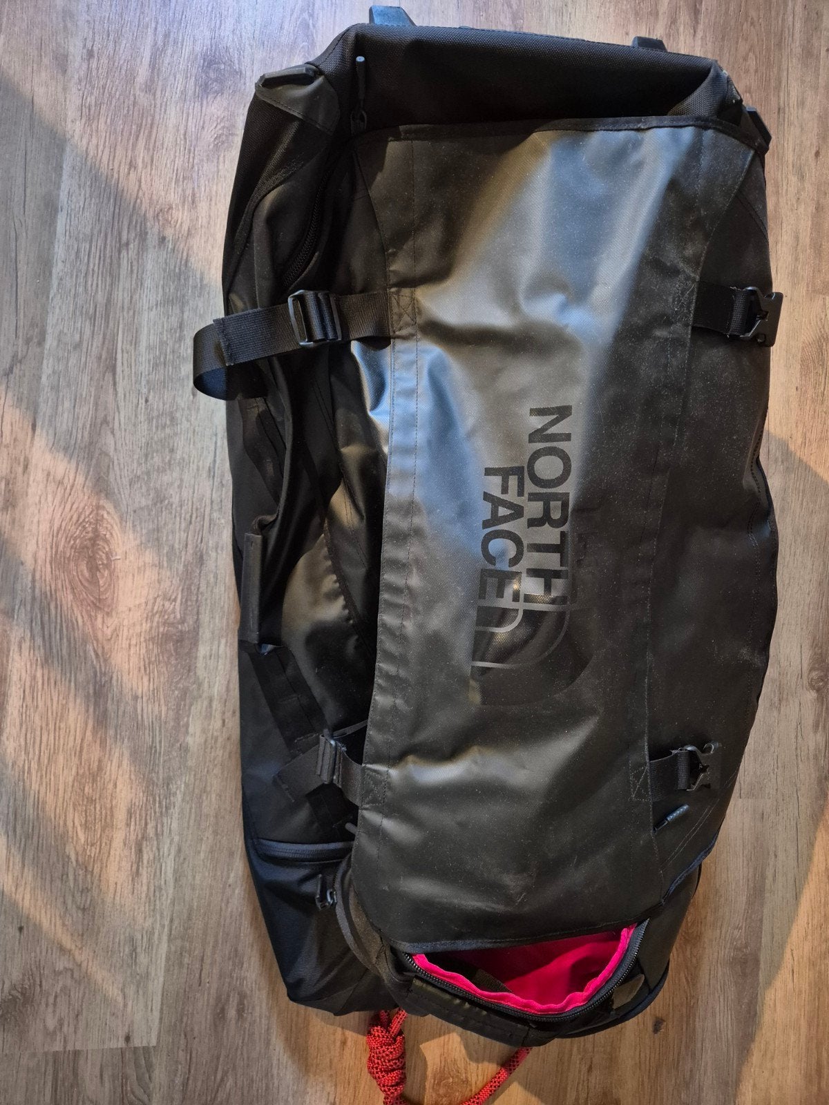 The North Face Rolkoffer 160L - Zwart met Roze Binnenkant, 30 cm of meer, Zwart, Zo goed als nieuw, Wieltjes