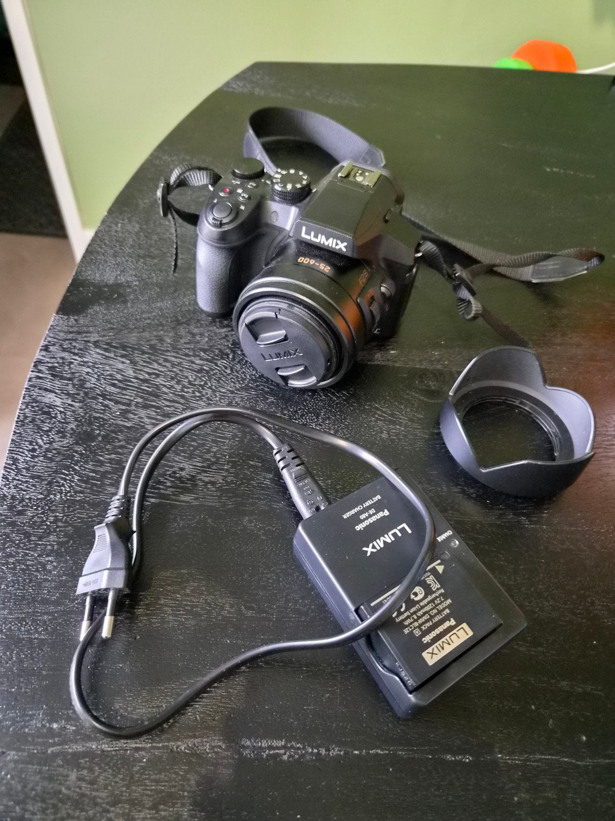 Panasonic Lumix DMC-FZ300 bridgecamera met extra accu, Audio, Tv en Foto, Fotocamera's Digitaal, Gebruikt, Panasonic, Lensdop
