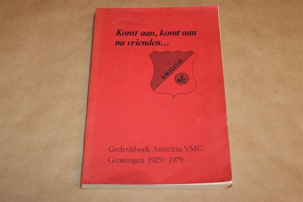 Komt Aan Nu Vrienden — Gedenkboek Amicitia VMC, Ophalen of Verzenden, Gelezen