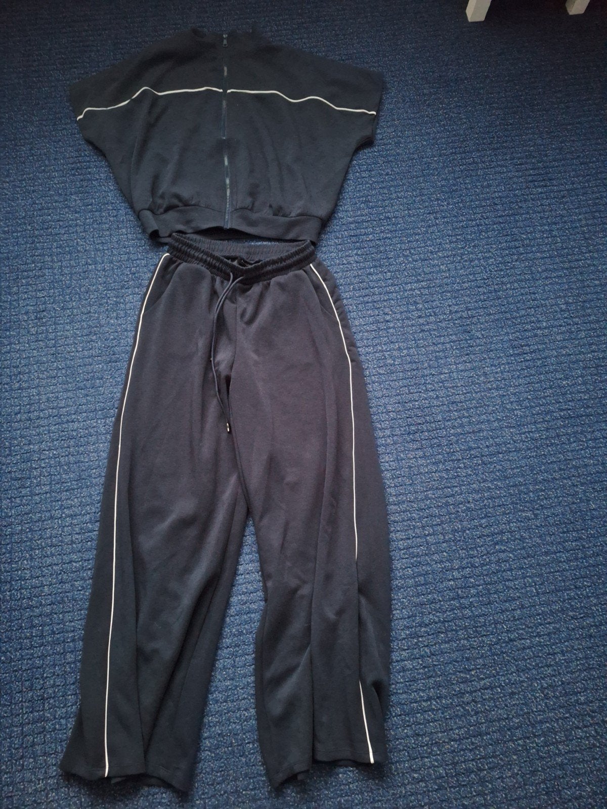 nieuw pak, set. donkerblauw, wit, Kleding | Dames, Ophalen of Verzenden, Nieuw