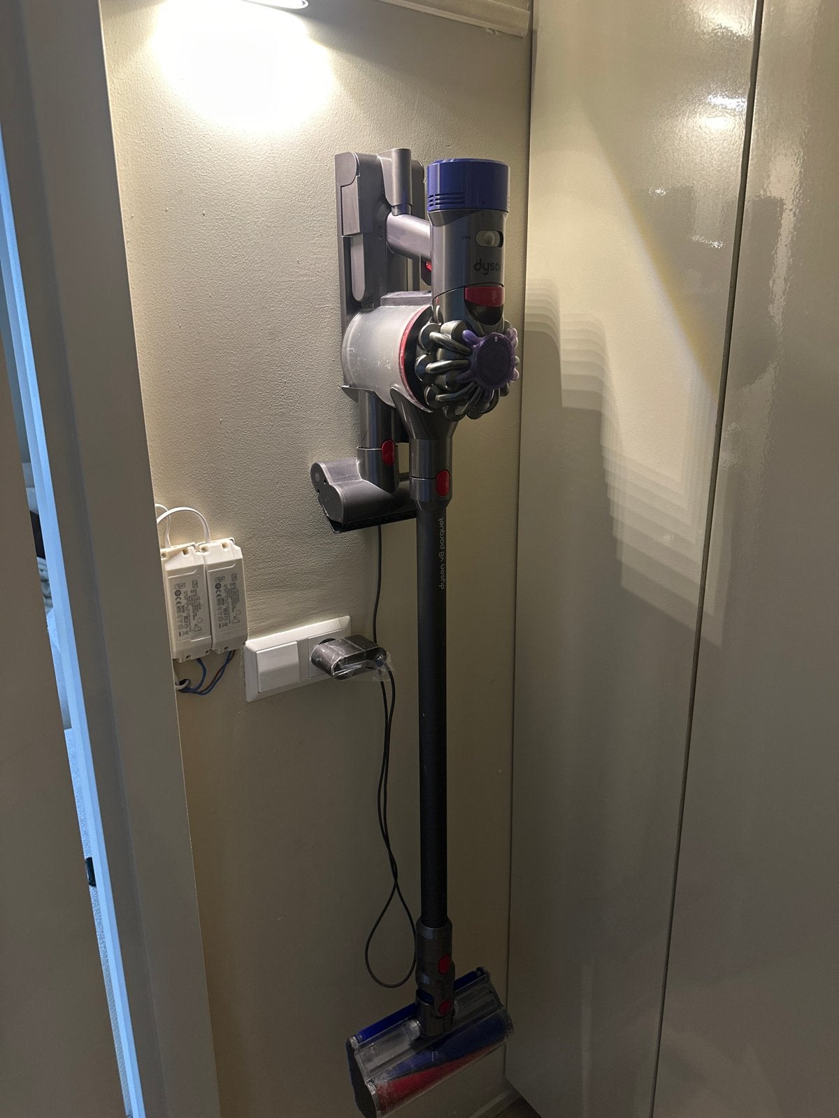 Dyson V8  met meerdere opzetstukken.