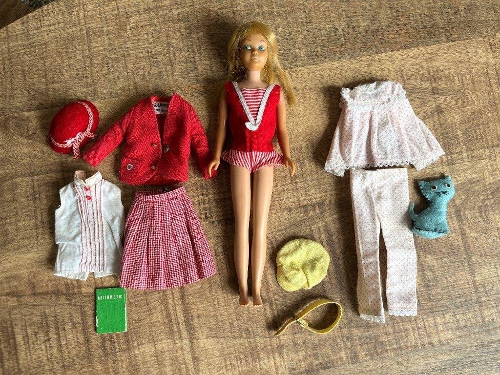 Vintage Skipper (Barbie) met kleding en accessoires, Ophalen, Gebruikt, Barbie