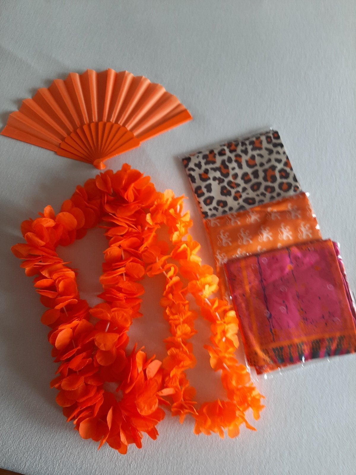 Oranje Feestpakket: waaier, bloemenketting, sjaals, Ophalen of Verzenden, Nieuw, Feestartikel, Oranje of Koningsdag