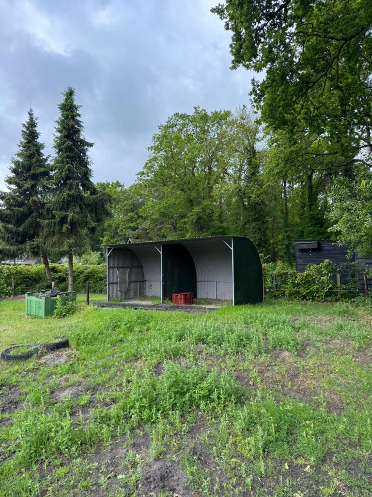 Mooie schuilstal met tussenwand, 2 of 3 paarden of pony's