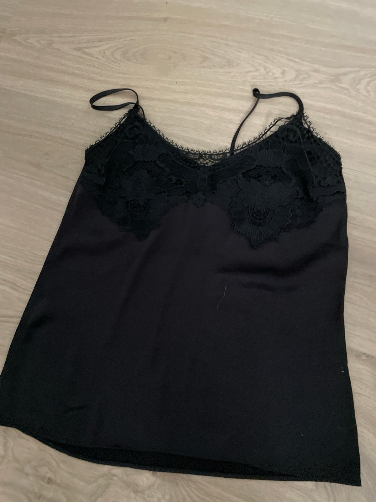 Zwarte satijnen top met kant xs, Kleding | Dames, Tops, Zwart, Ophalen of Verzenden, Zo goed als nieuw, Zonder mouw