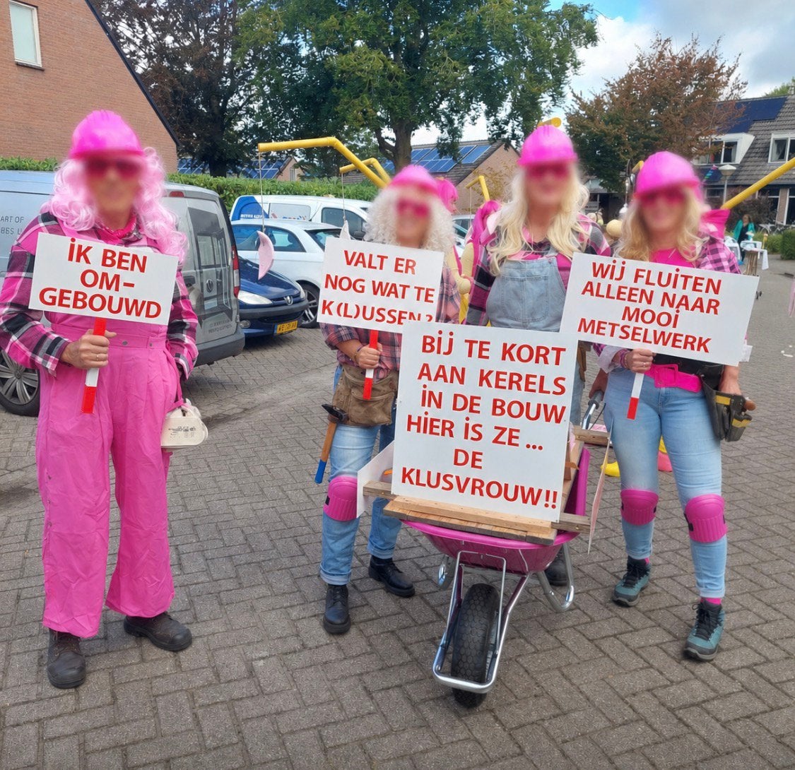 Loopgroep optocht - vrouwvakkers, Ophalen, Zo goed als nieuw, Carnaval