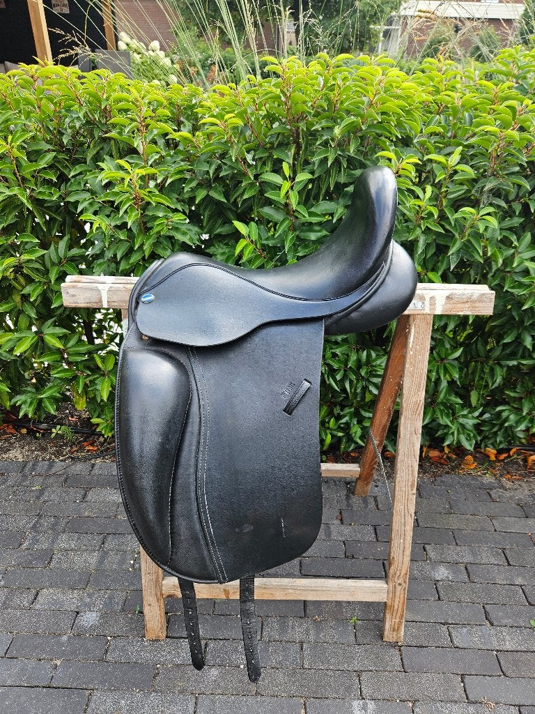 Euroriding Titan dressuurzadel, Dieren en Toebehoren, Gebruikt, Dressuur, Wijd, M (17 inch)