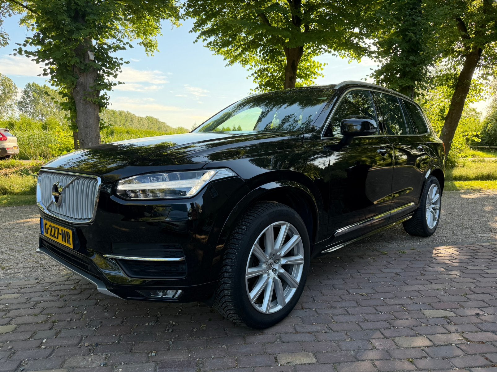 Volvo XC90 T5 250pk Geartronic 7P AWD 2019 Zwart, Auto's, 4 cilinders, 1969 cc, 7 stoelen, 1896 kg