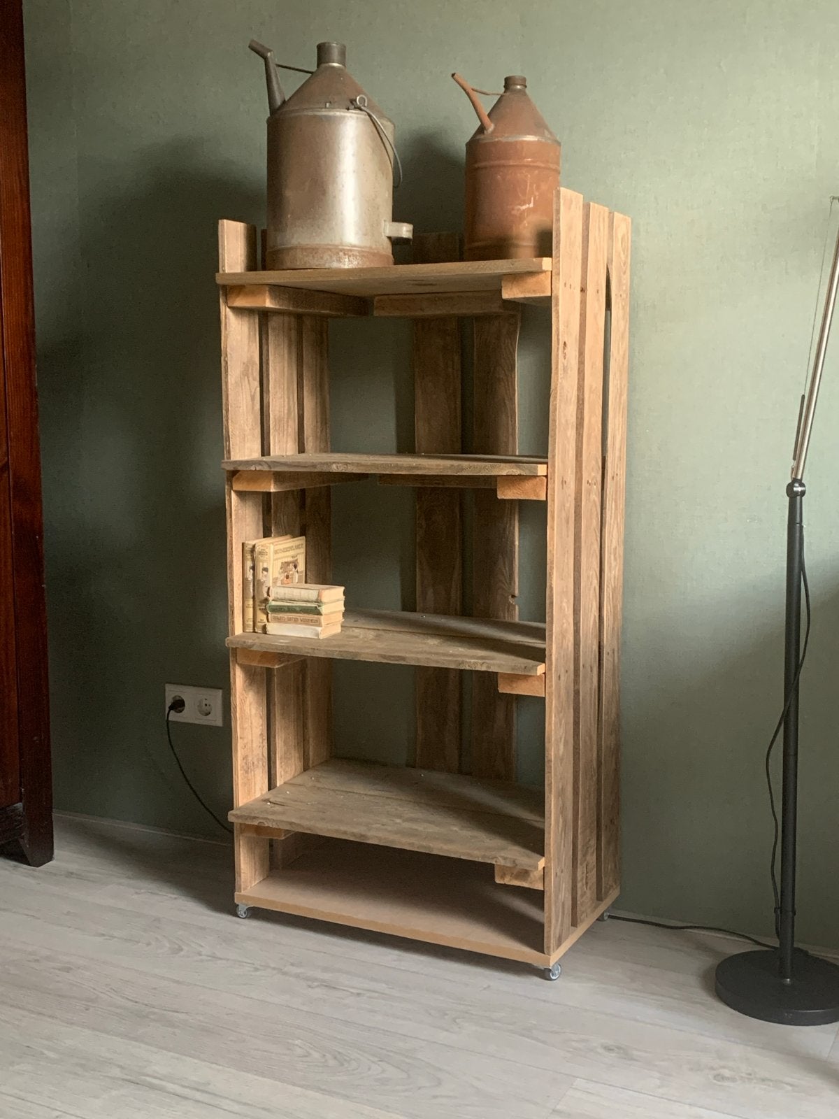 €15 tot 1-8 Houten Boekenkast/Rek van Pallets op wieltjes., Ophalen, Met plank(en), Gebruikt, 50 tot 100 cm