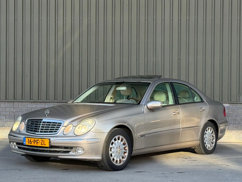 Mercedes-Benz E-klasse 240 Elegance / Automaat / Lage km sta, Auto's, Automaat, Achterwielaandrijving, Gebruikt, 1505 kg