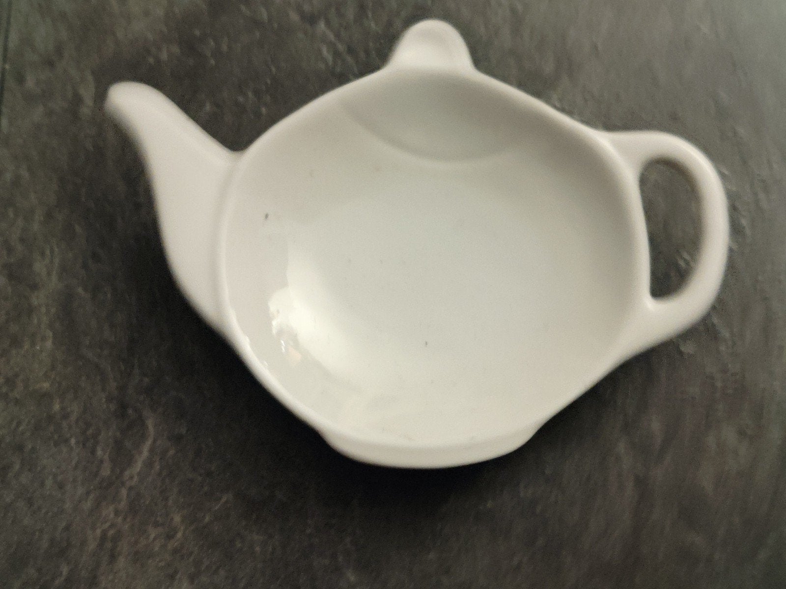 keramische theezakjeshouder in de vorm van een theepot, Keramiek, Overige typen, Ophalen of Verzenden, Zo goed als nieuw