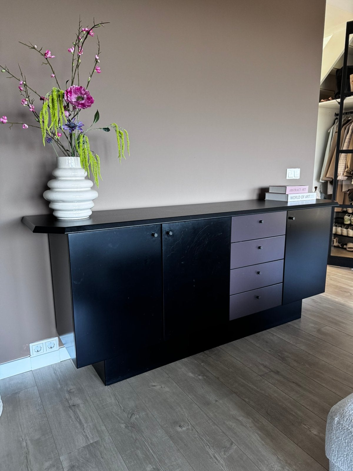 Retro zwart dressoir met aubergine lades en opbergruimte, Ophalen, Gebruikt, Minder dan 25 cm, Minder dan 50 cm