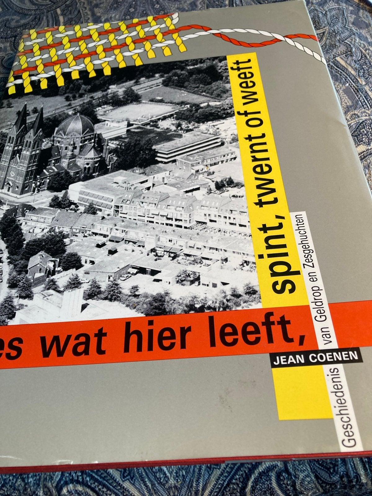 Spint, twernt of weeft: Geschiedenis van Geldrop en Zesgehuc, Boeken, Ophalen of Verzenden, 20e eeuw of later, Zo goed als nieuw
