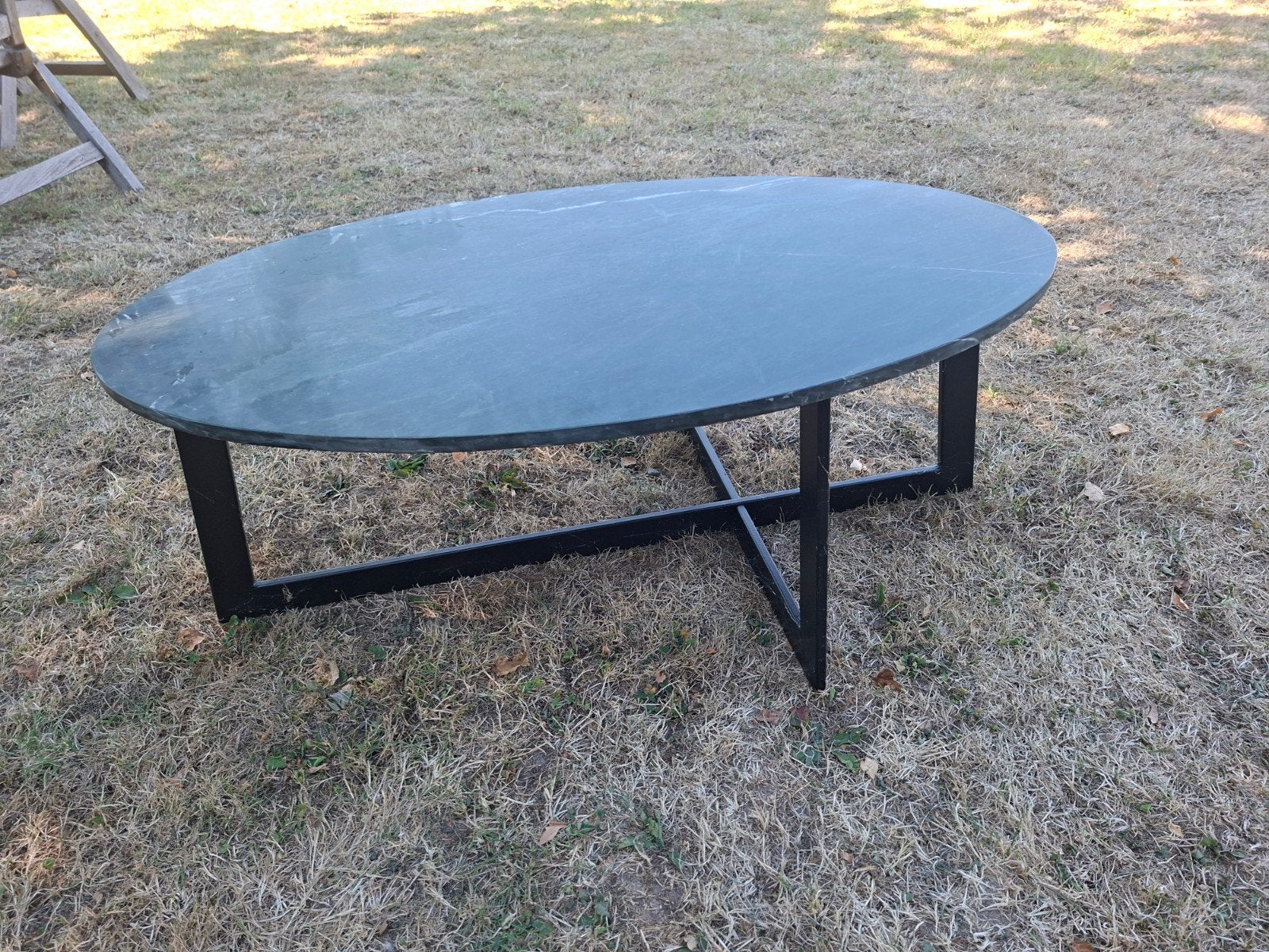 Ovale salontafel met groen marmeren blad, Huis en Inrichting, Tafels | Salontafels, Ophalen, Minder dan 50 cm, Gebruikt, 50 tot 100 cm