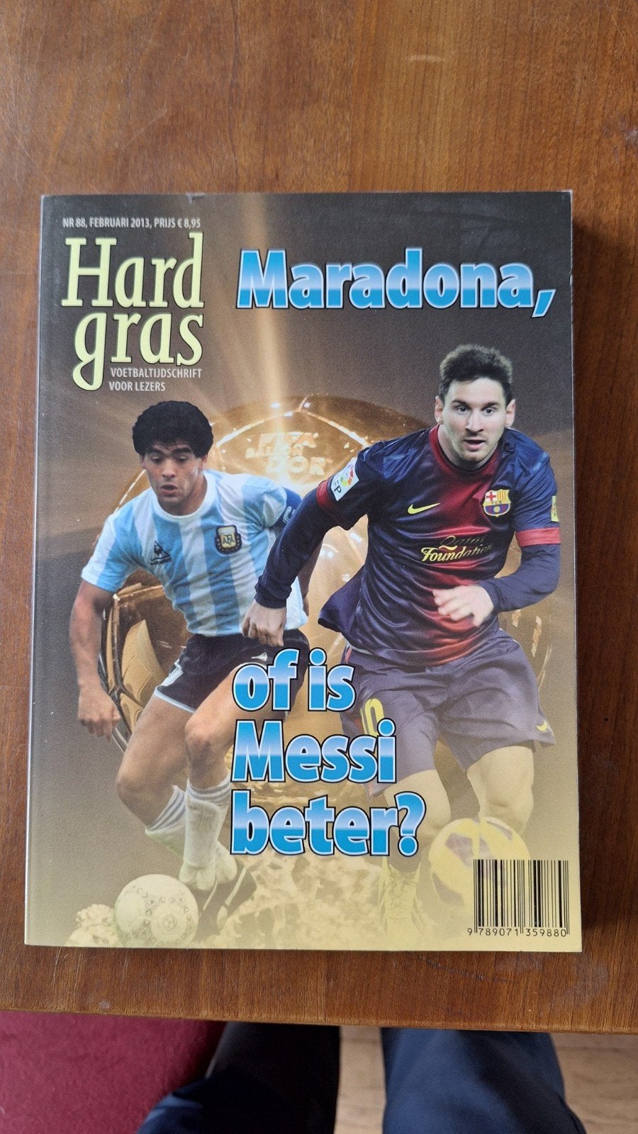 Hard Gras Voetbaltijdschrift - Maradona of Messi?, Ophalen of Verzenden, Zo goed als nieuw, Overige sporten