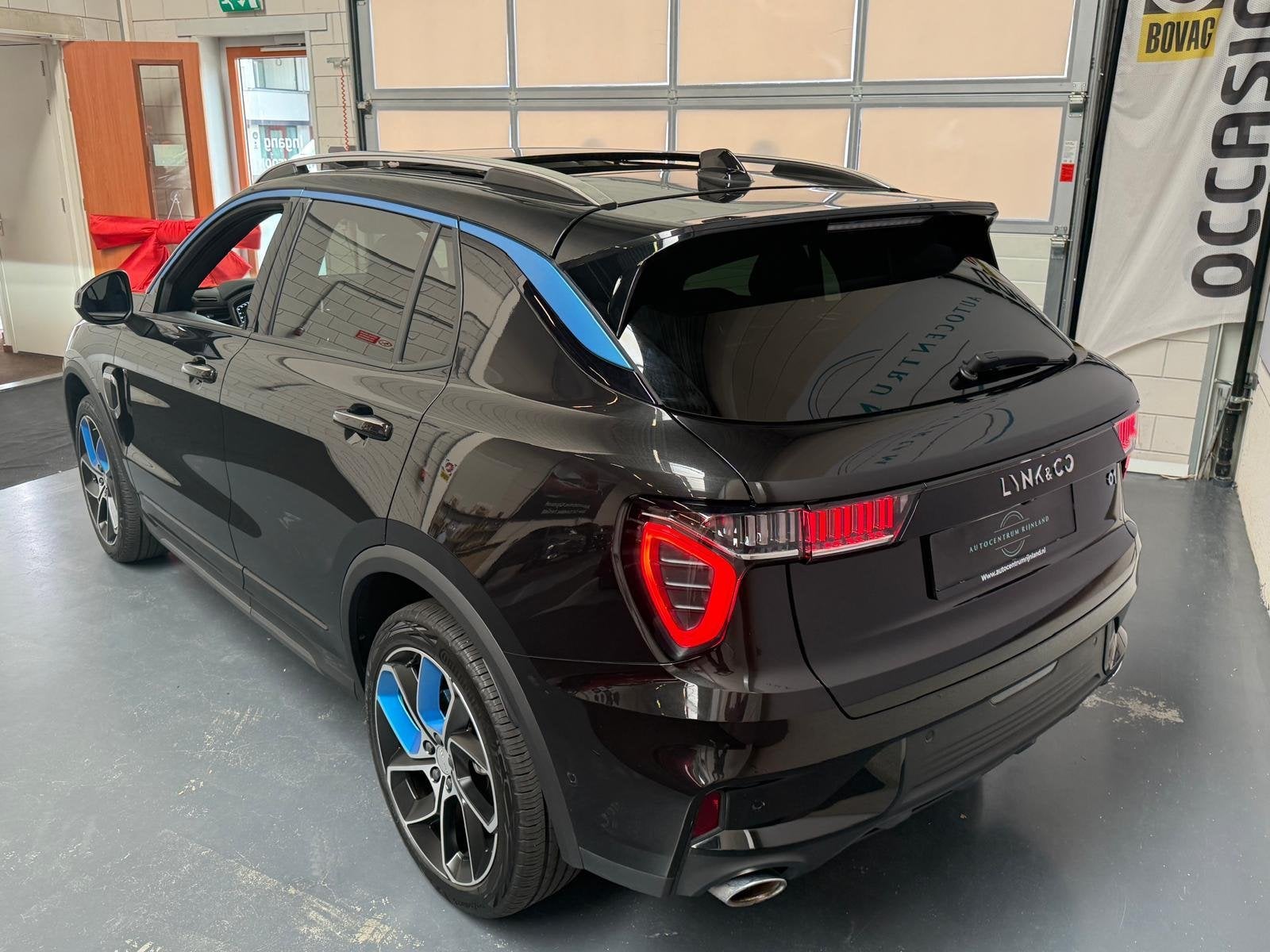 Lynk & Co 01 1.5 PHEV 261 PK Zwarte Hemel, Pano, Navi, Camer, Auto's, Dealer onderhouden, Stof, 1800 kg, Zwart