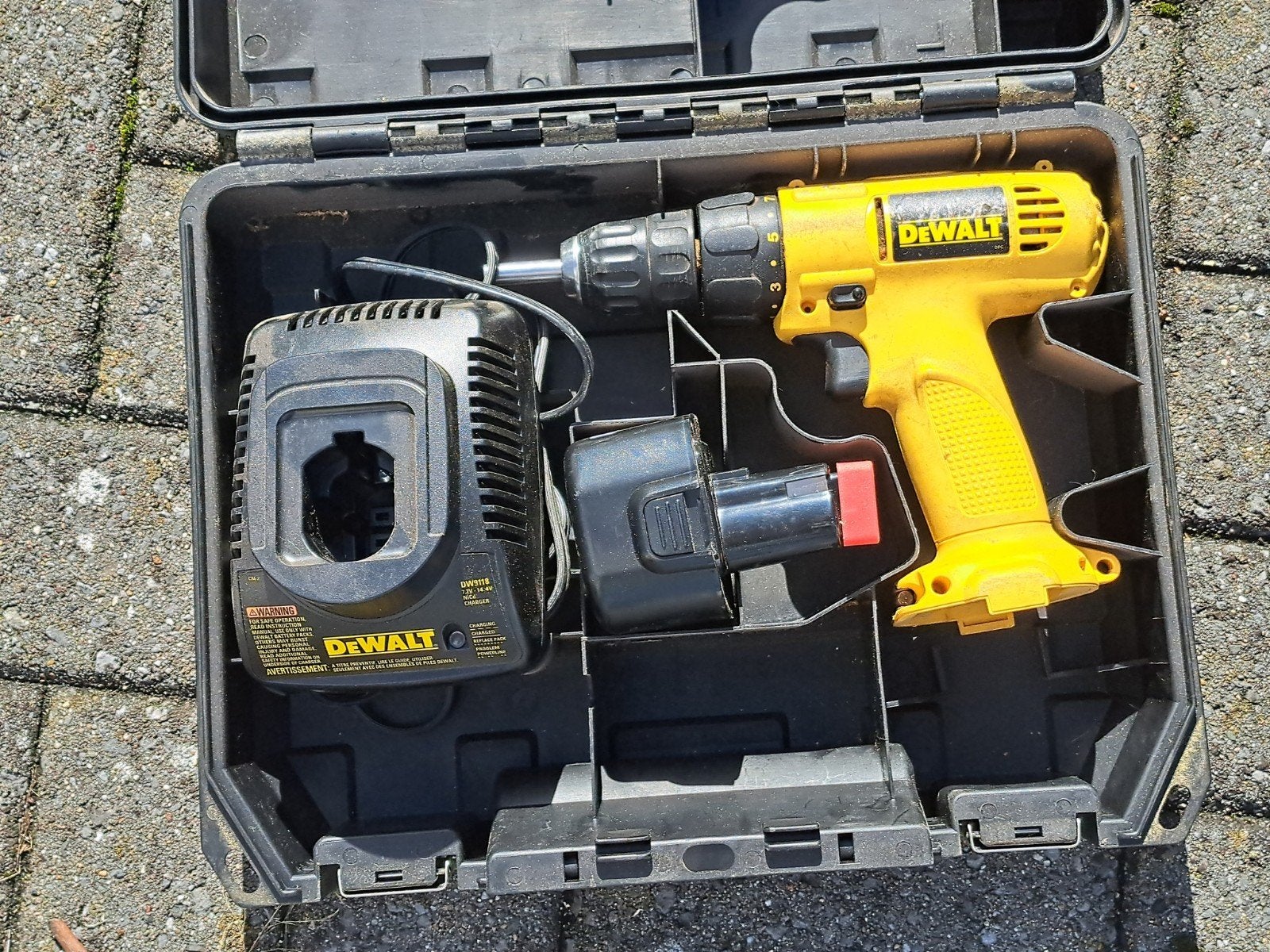 DeWalt DW926 Boormachine met lader en accu, Boormachine, Gebruikt, Variabele snelheid, Ophalen of Verzenden